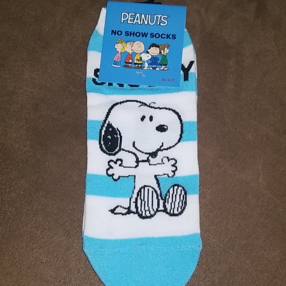 4 for $18 Peanuts Snoopy socks - Picture 1 of 3